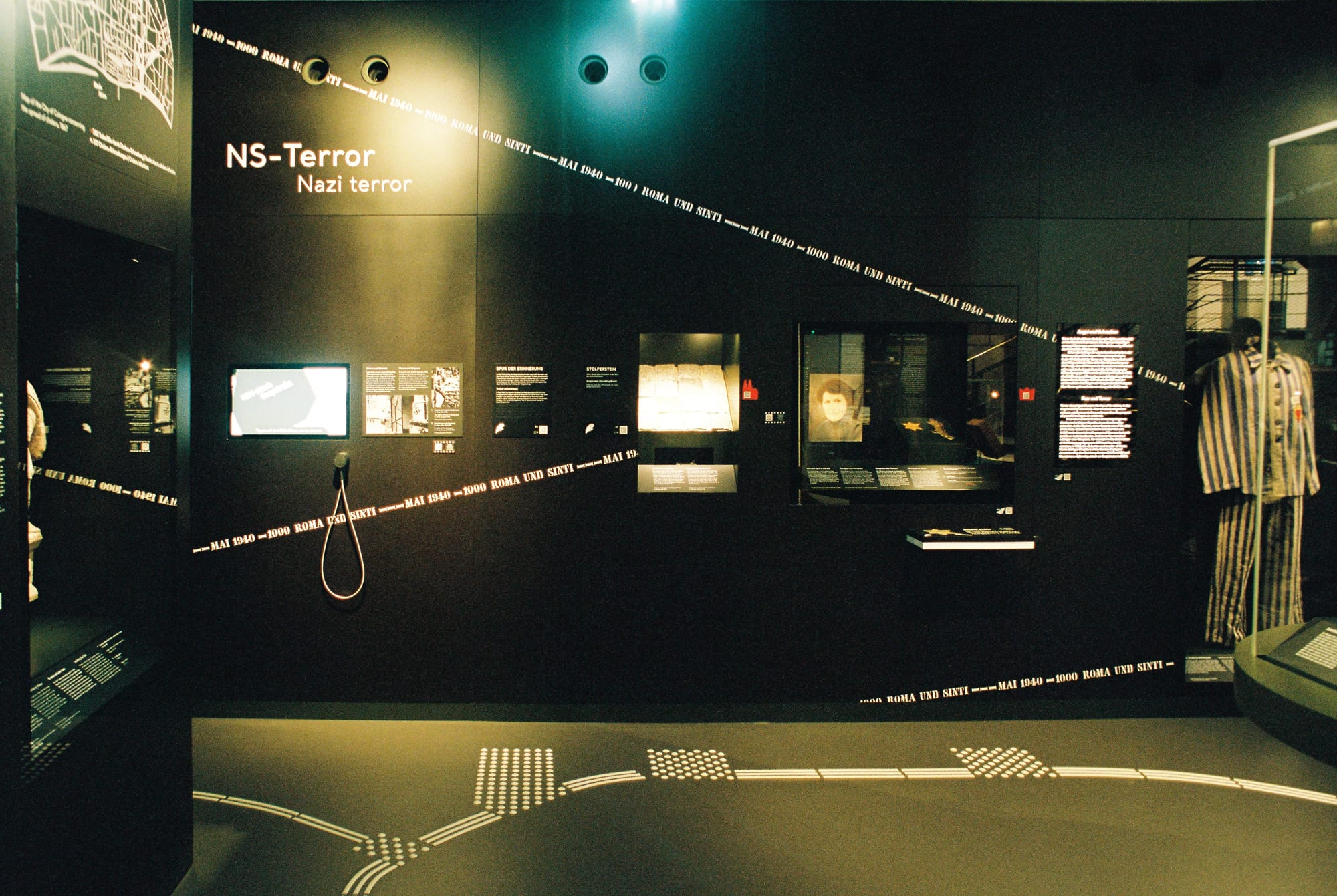 Kölner Stadtmuseum — Vitrine offen
